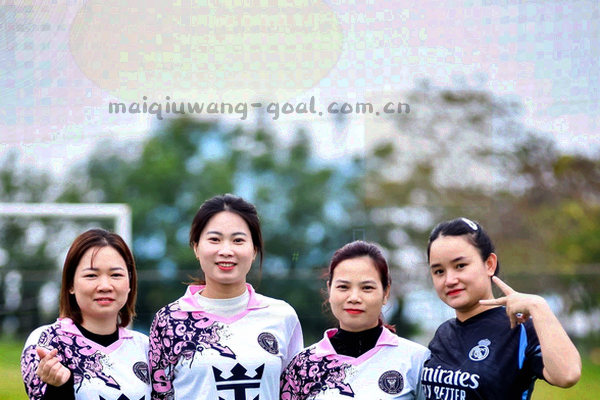 抽象客服耳机与数据流线条组成的技术服务视觉